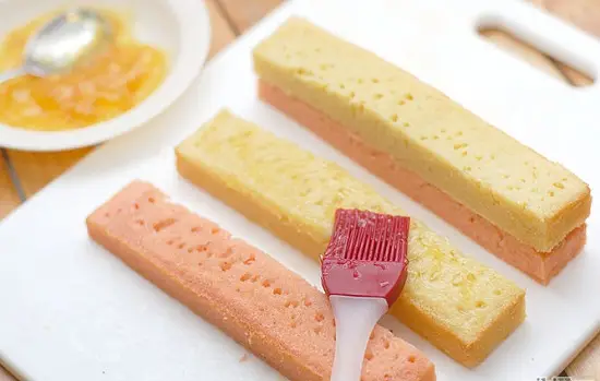 phết mứt mơ lên bánh