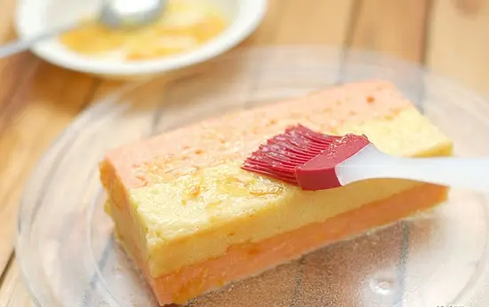 phết mứt lên toàn bộ miếng bánh