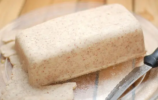 phủ bánh hạnh nhân lên bánh