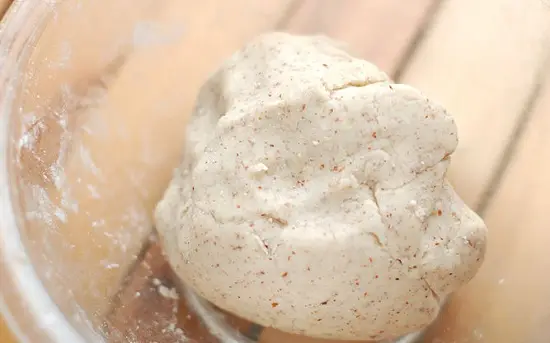 nhào bột bánh hạnh nhân