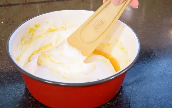 trộn lòng trắng trứng với bí đỏ