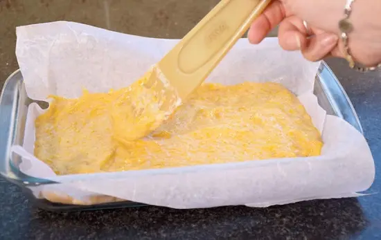 cho bột bánh vào khay nướng