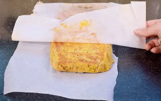 lấy bánh ra ngoài