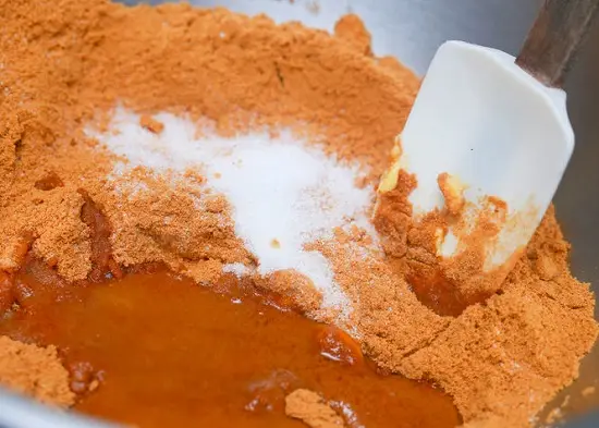 trộn vụn bánh quy với bơ