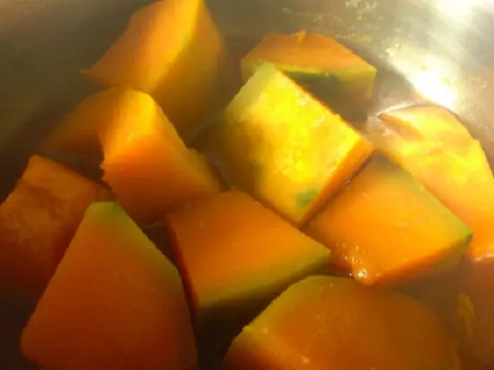 hấp chín bí đỏ