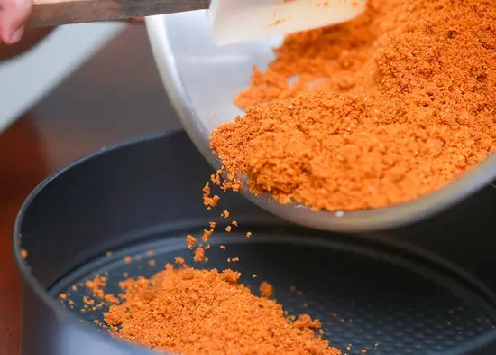 đổ hỗn hợp bánh quy vào khuôn nướng bánh