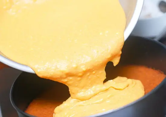 đổ hỗn hợp kem vào khuôn bánh