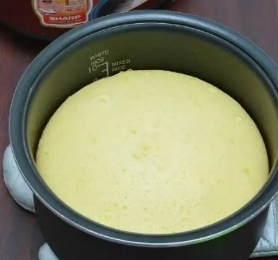 Cách làm bánh bông lan bằng nồi cơm điện chi tiết nhất