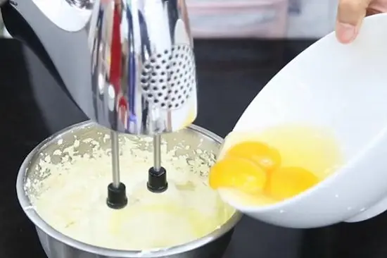 cho trứng vào đánh tiếp