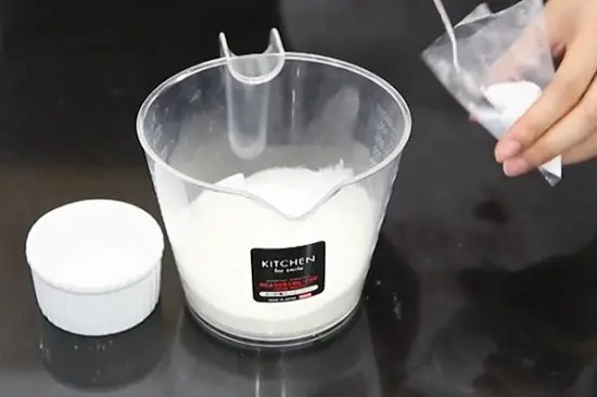 cho muối vào hỗn hợp bột