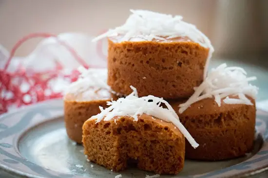 Cách làm bánh bông lan caramel dừa tươi không cần lò nướng