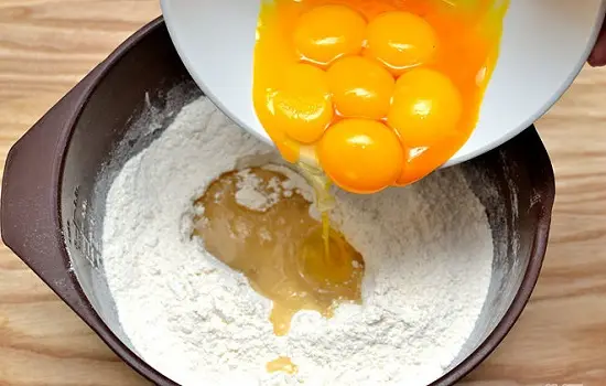cho lòng đỏ trứng vào bột mì