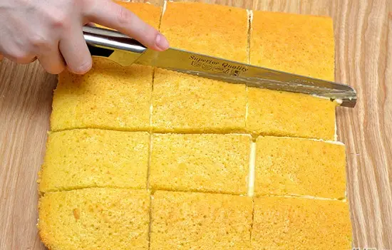 cắt bánh thành những miếng nhỏ