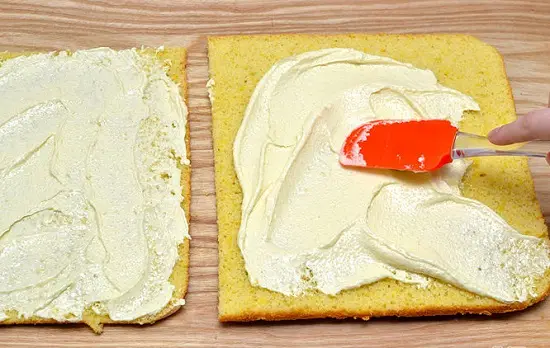 phết nhân kem lên bánh