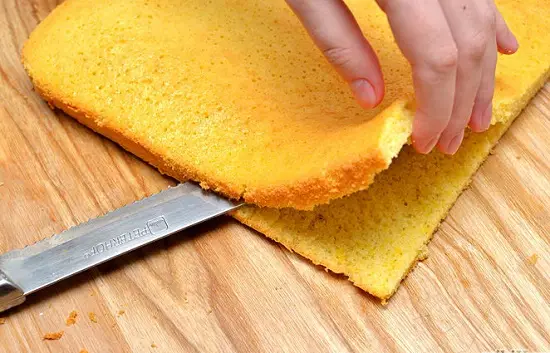 cắt bánh thành hai phần