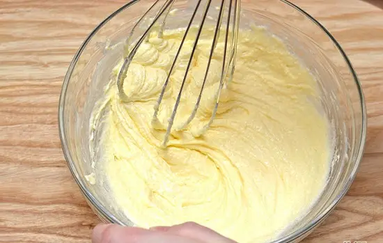 thêm sữa và vani vào hỗn hợp nhân bánh