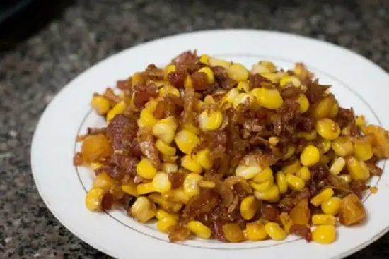Xào thức ăn để làm bánh bông lan mặn