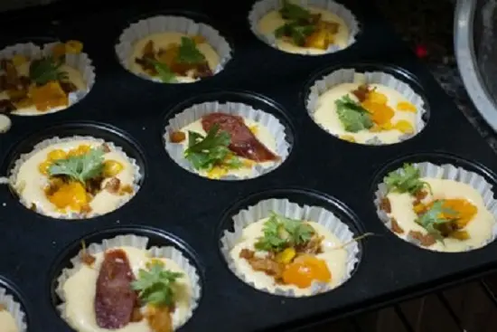 Cho bột vào khuôn để trong lò nướng làm bánh bông lan mặn