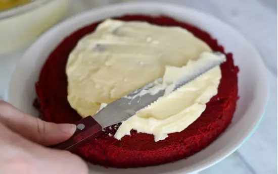phết kem bơ lên mặt bánh