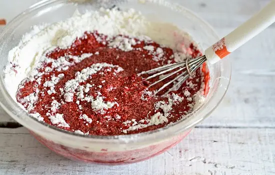 trộn bột mì với các nguyên liệu