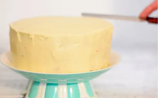 phết kem phủ kín bánh