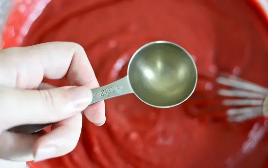 thêm giấm vào bột bánh