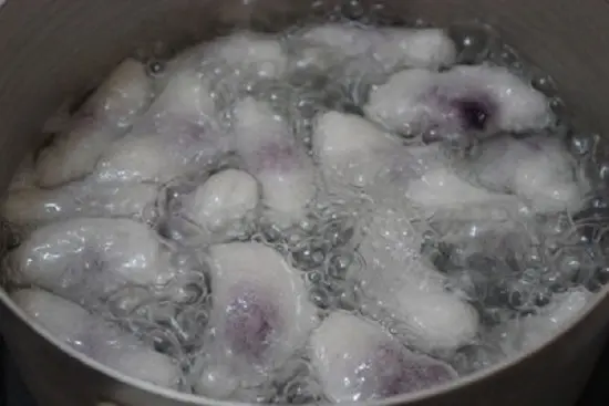 cho bánh vào luộc chín - cách làm bánh bột lọc