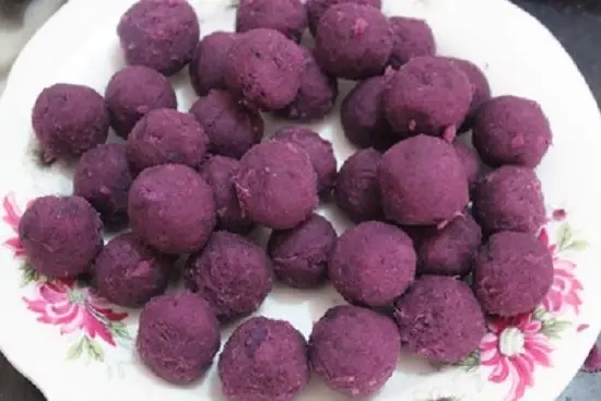 nặn khoai thành từng viên nhỏ - cách làm bánh bột lọc