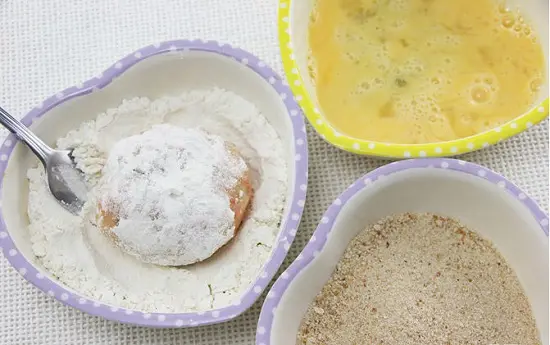 lăn bánh cá qua trứng, vụn bánh mì