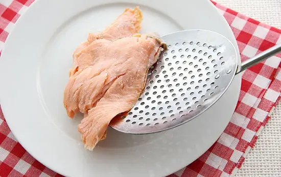 vớt cá hồi ra ngoài