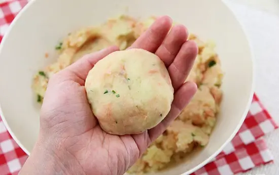 nặn bánh cá hồi