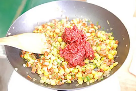 cho các nguyên liệu vào xào chín