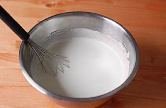hòa bột làm bánh