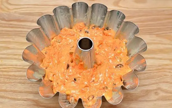 đổ bột bánh vào khuôn