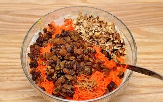 thêm nhân bánh vào bột