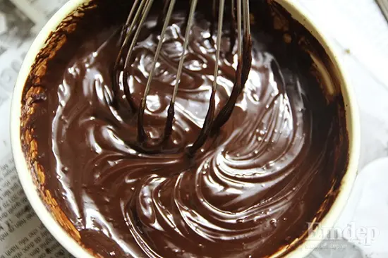 cách làm bánh chocolate dâu tây không cần lò nướng 2