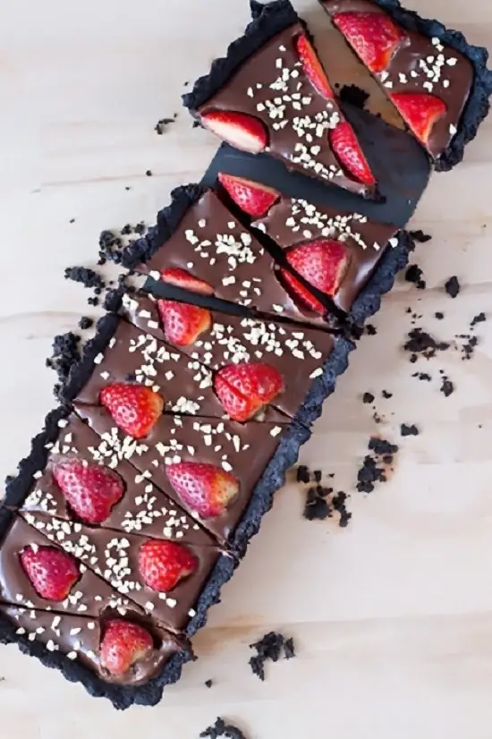 cách làm bánh chocolate dâu tây không cần lò nướng 4