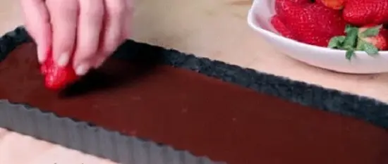 cách làm bánh chocolate dâu tây không cần lò nướng 3