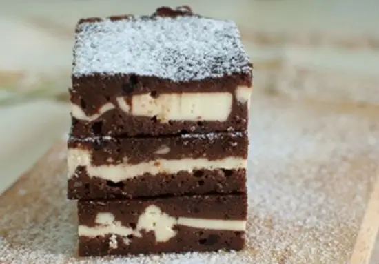 Lấy bánh chocolate phô mai ra khỏi lò