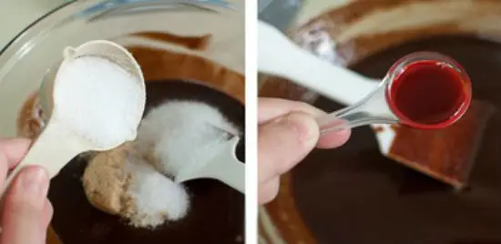 Thêm đường vào hỗn hơp bánh chocolate phô mai