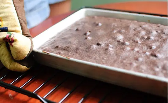 bánh chocolate xốp đã chín