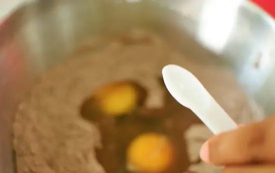 thêm trứng và sữa tươi vào bát bột
