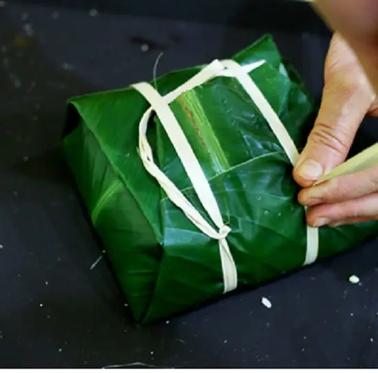 dùng lạt cột chặt bánh lại
