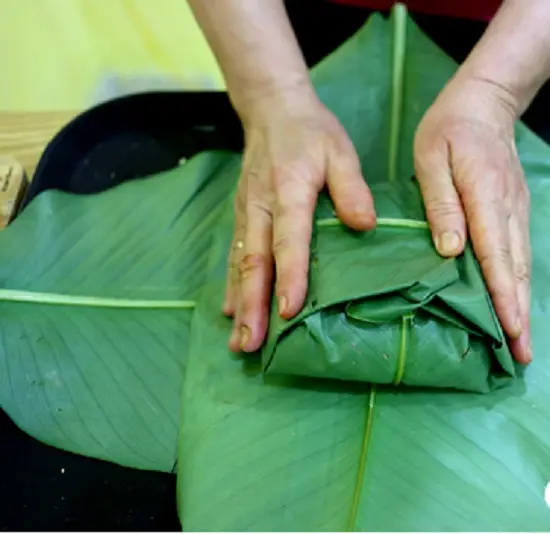 gói hai bên mép lá lại