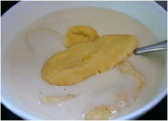 Cho chuối vào bột để làm bánh chuối chiên vàng