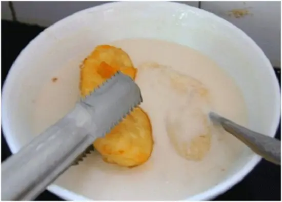 Tiếp tục cho bánh chuối vào bột để làm bánh chuối chiên vàng