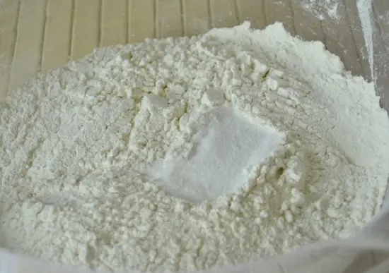 thêm muối vào bột mì