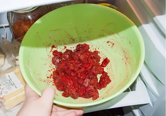 cho bát quả mâm xôi vào tủ lạnh