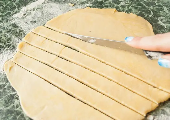 cắt bột thành những dải dài