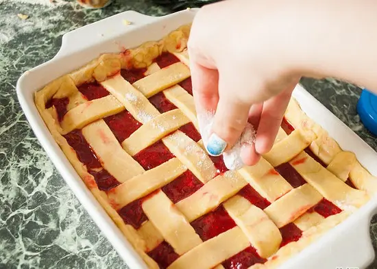 rắc thêm đường lên trên vỏ bánh